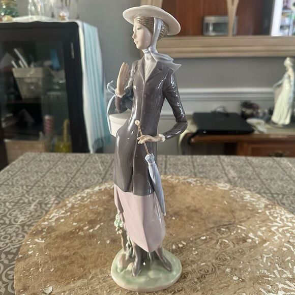 Lladro Elegant Ladies A New Hat Porcelain Figurine Glossy Finish Vintage - Picture 2 of 11